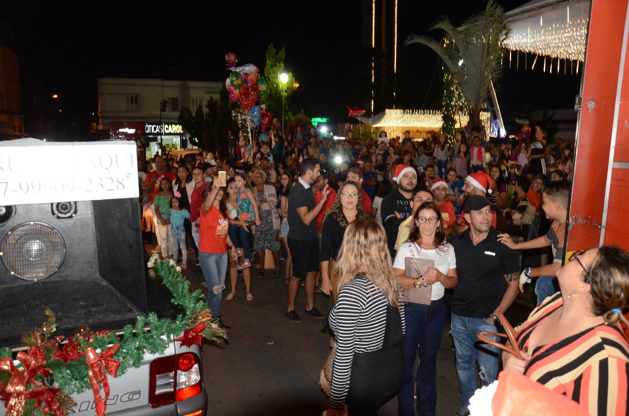 Papai Noel chega e o encanto do Natal toma conta de Pará de Minas