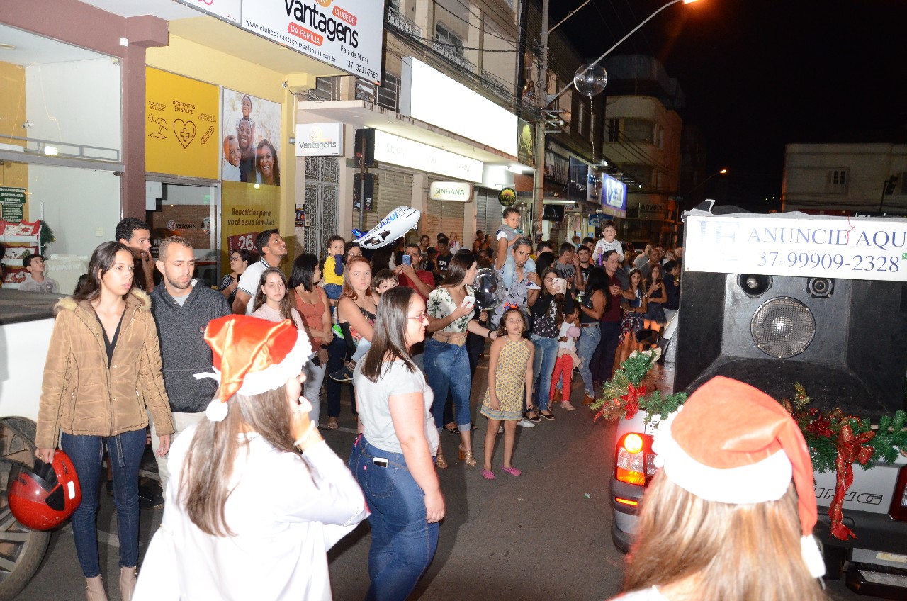 Papai Noel chega e o encanto do Natal toma conta de Pará de Minas