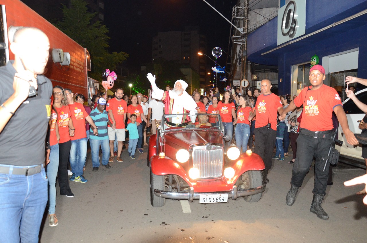 Papai Noel chega e o encanto do Natal toma conta de Pará de Minas