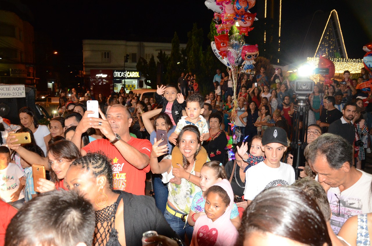 Papai Noel chega e o encanto do Natal toma conta de Pará de Minas