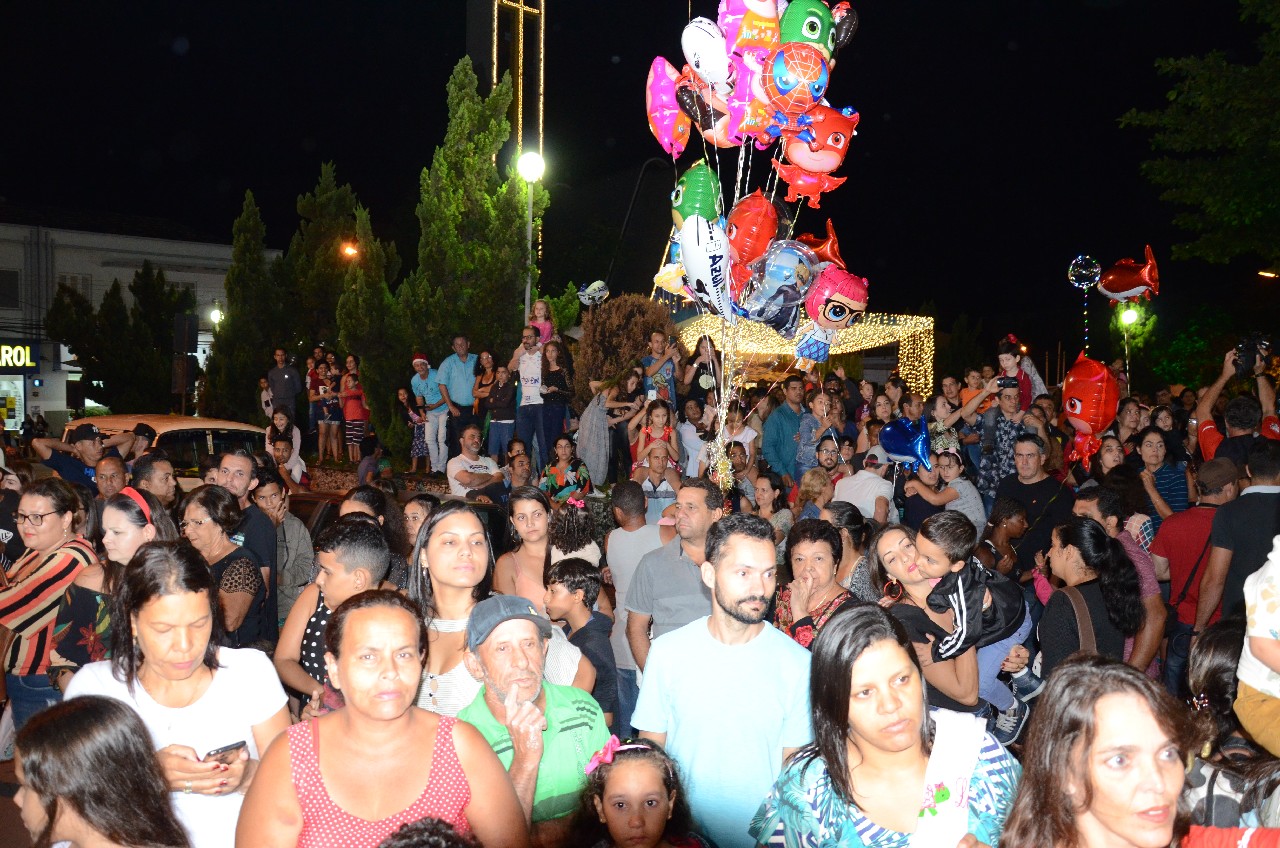 Papai Noel chega e o encanto do Natal toma conta de Pará de Minas