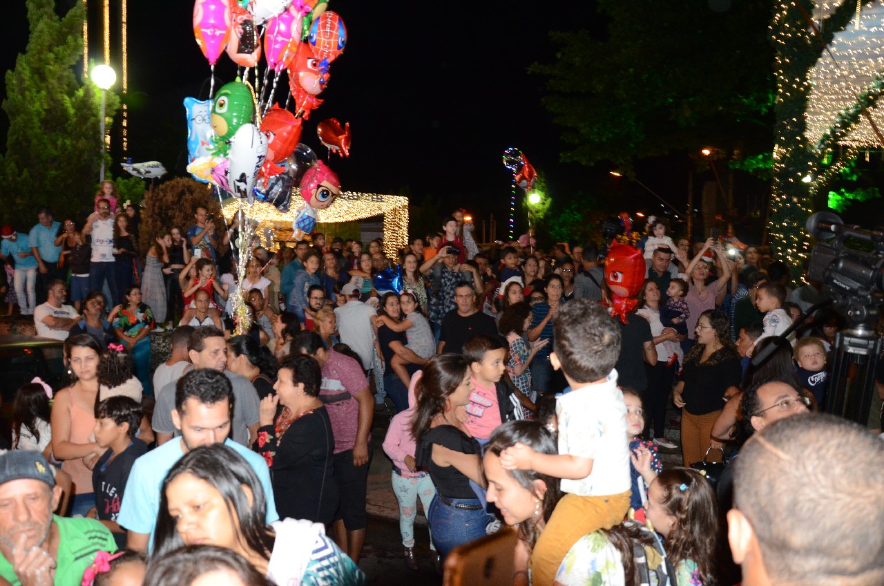 Papai Noel chega e o encanto do Natal toma conta de Pará de Minas