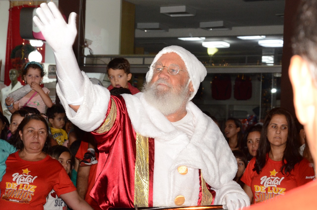 Papai Noel chega e o encanto do Natal toma conta de Pará de Minas