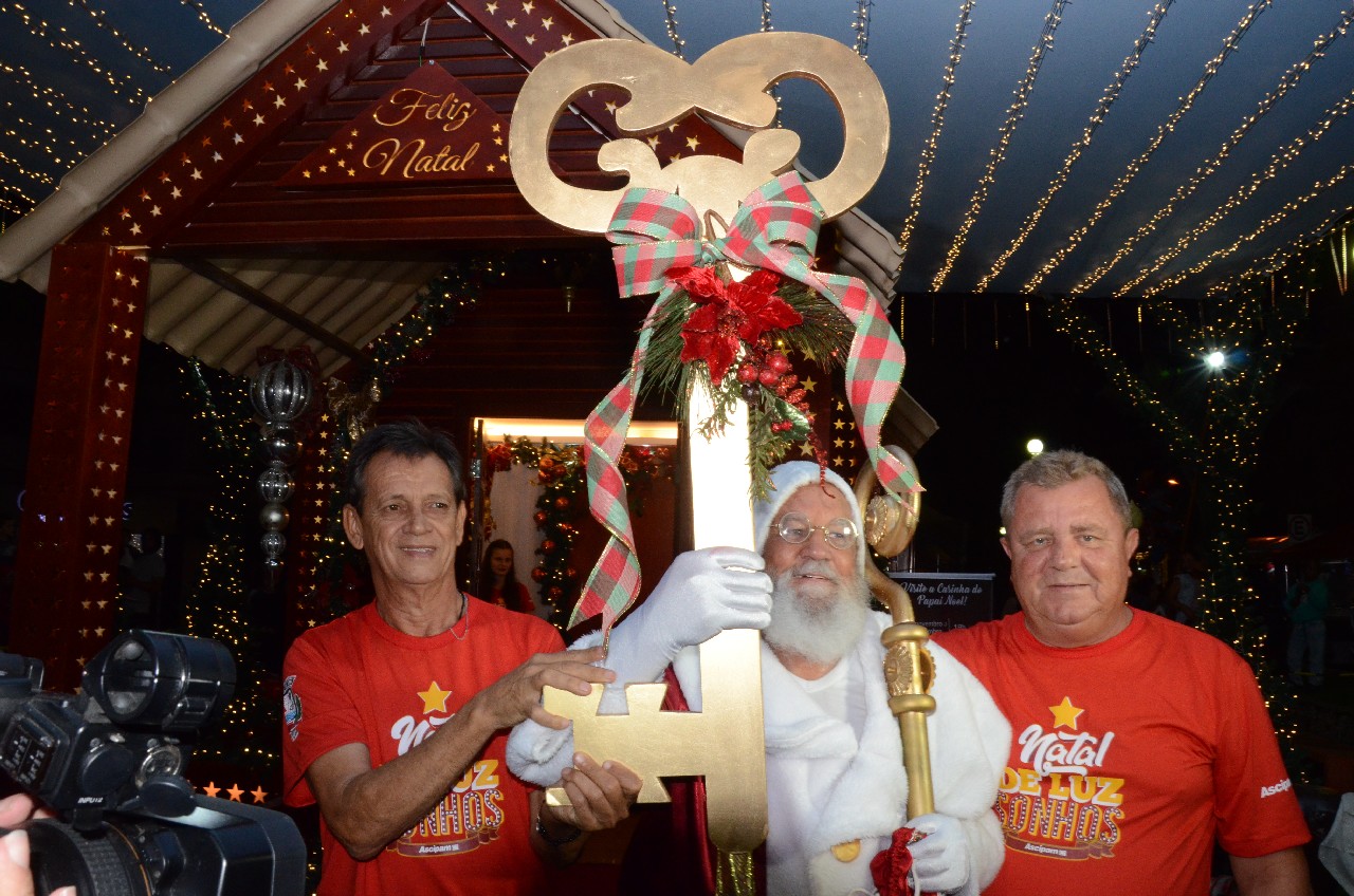 Papai Noel chega e o encanto do Natal toma conta de Pará de Minas