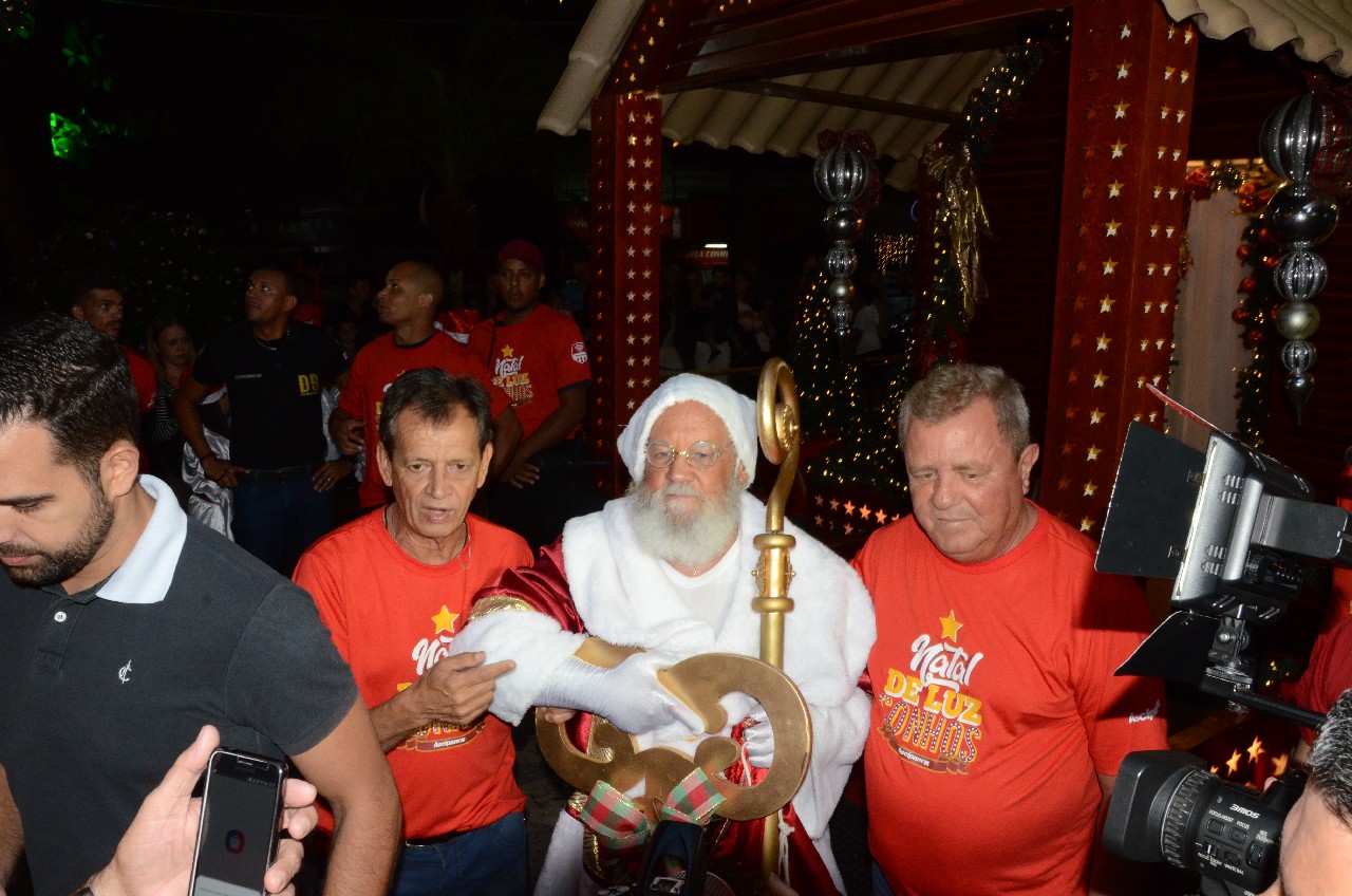 Papai Noel chega e o encanto do Natal toma conta de Pará de Minas