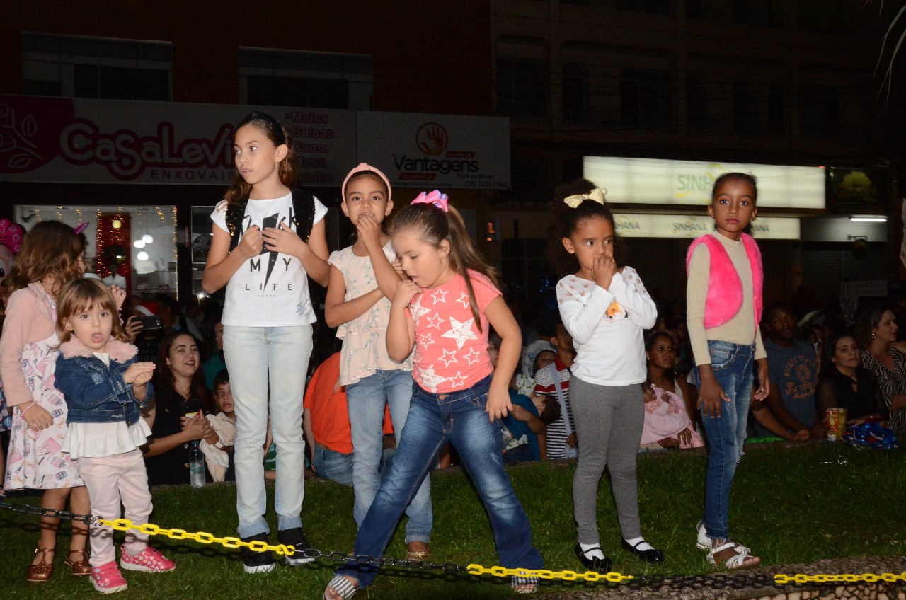 Papai Noel chega e o encanto do Natal toma conta de Pará de Minas