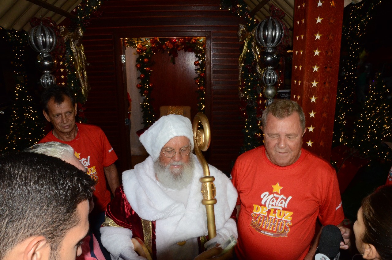 Papai Noel chega e o encanto do Natal toma conta de Pará de Minas