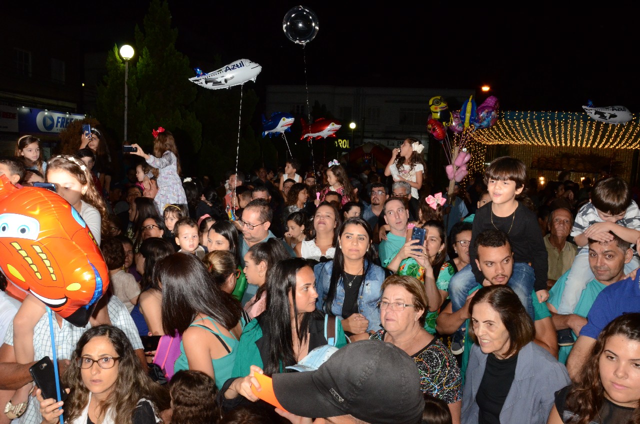 Papai Noel chega e o encanto do Natal toma conta de Pará de Minas