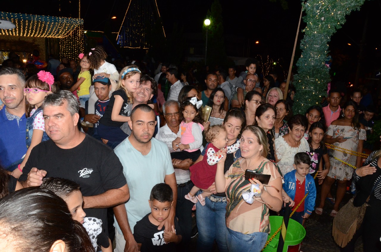 Papai Noel chega e o encanto do Natal toma conta de Pará de Minas