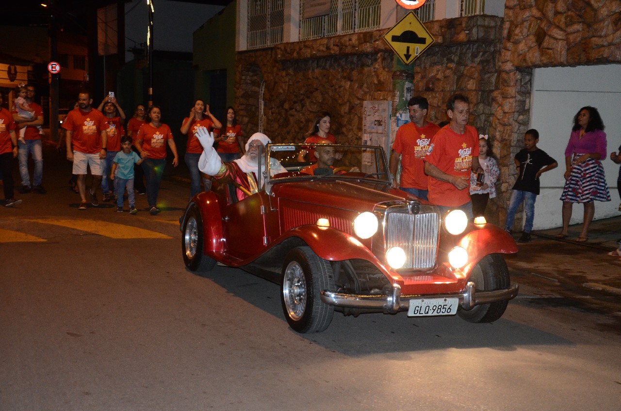 Papai Noel chega e o encanto do Natal toma conta de Pará de Minas