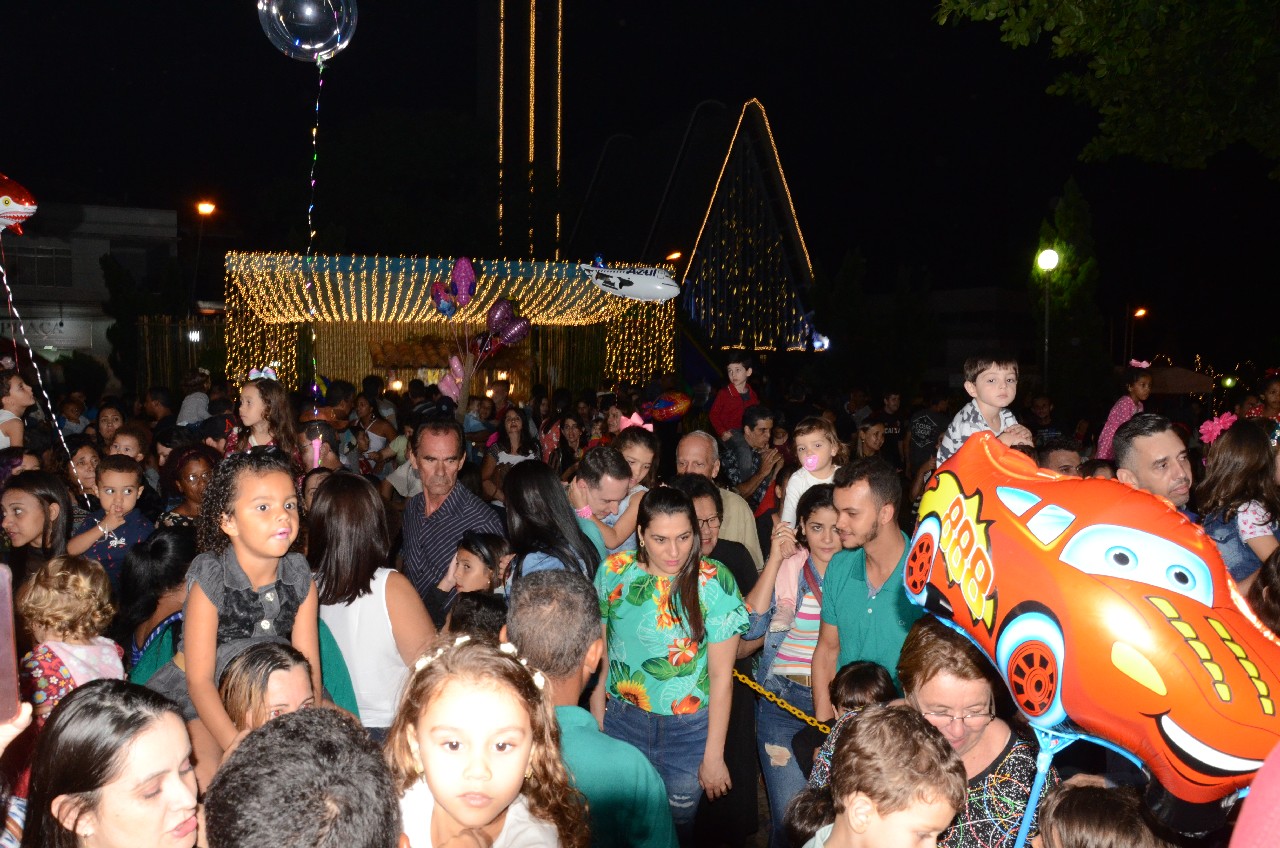 Papai Noel chega e o encanto do Natal toma conta de Pará de Minas