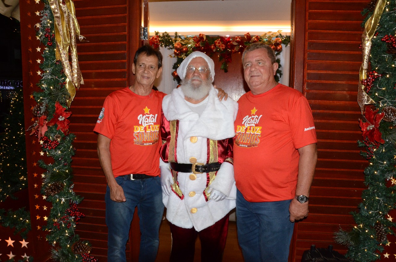 Papai Noel chega e o encanto do Natal toma conta de Pará de Minas