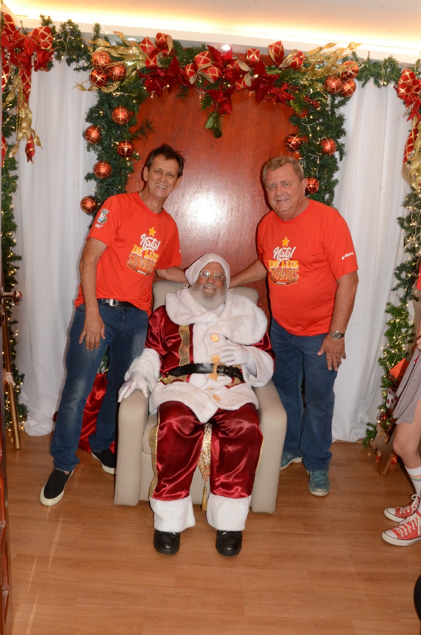 Papai Noel chega e o encanto do Natal toma conta de Pará de Minas