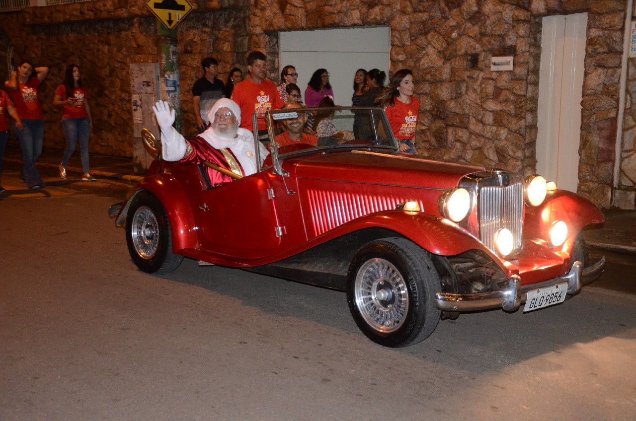 Papai Noel chega e o encanto do Natal toma conta de Pará de Minas