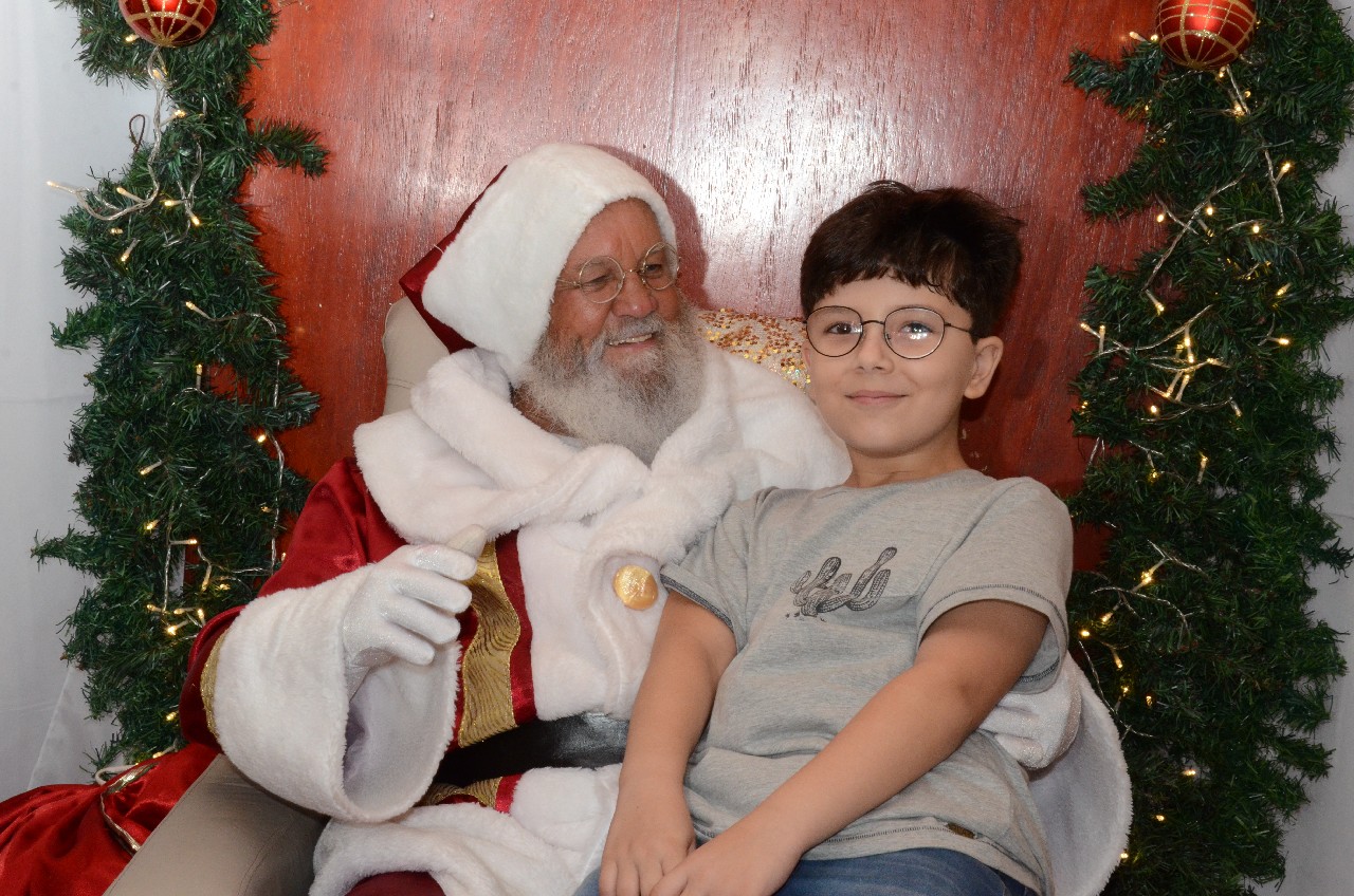 Papai Noel chega e o encanto do Natal toma conta de Pará de Minas