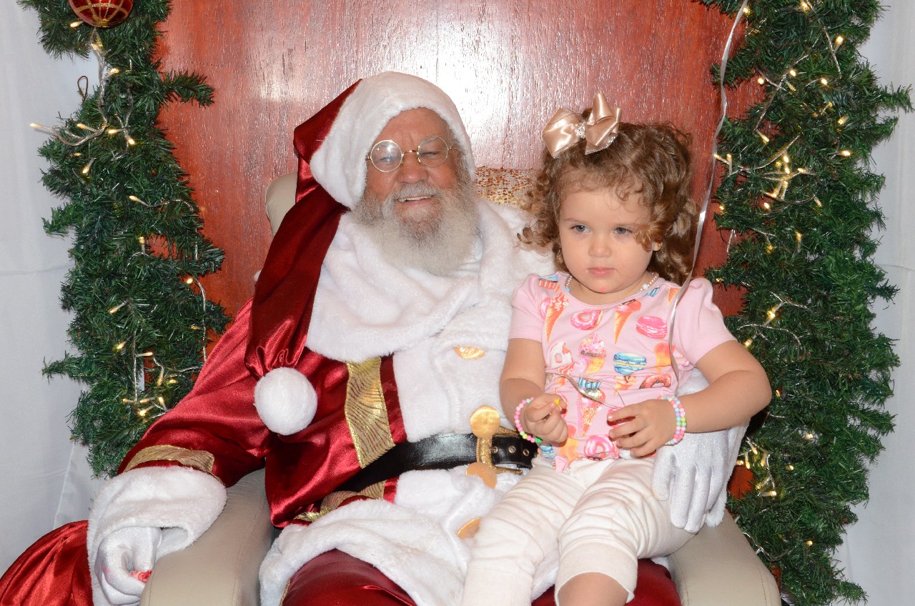 Papai Noel chega e o encanto do Natal toma conta de Pará de Minas