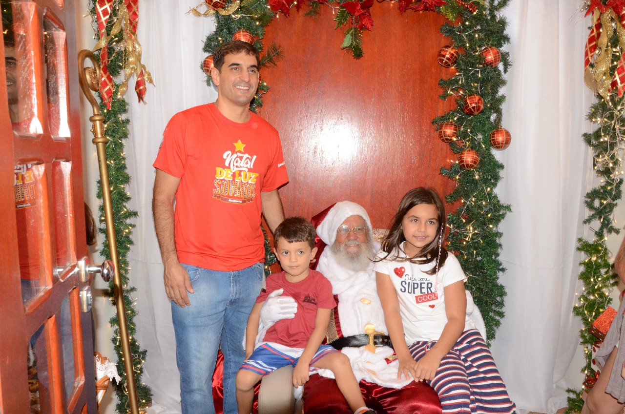 Papai Noel chega e o encanto do Natal toma conta de Pará de Minas