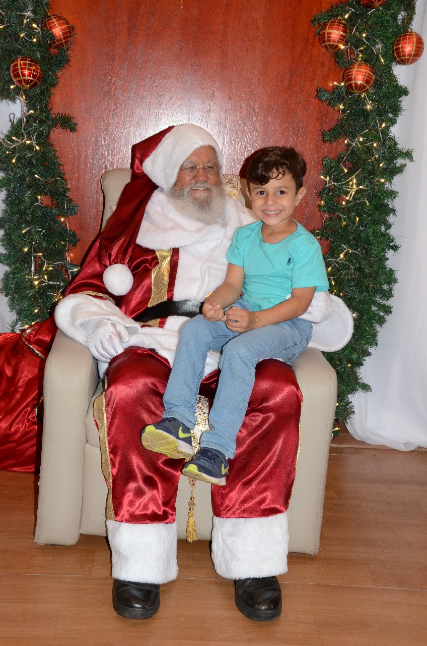 Papai Noel chega e o encanto do Natal toma conta de Pará de Minas