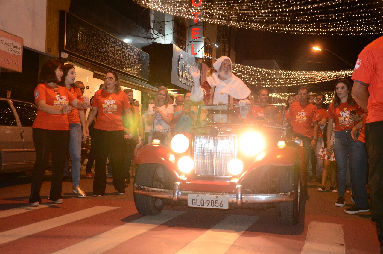 Papai Noel chega e o encanto do Natal toma conta de Pará de Minas