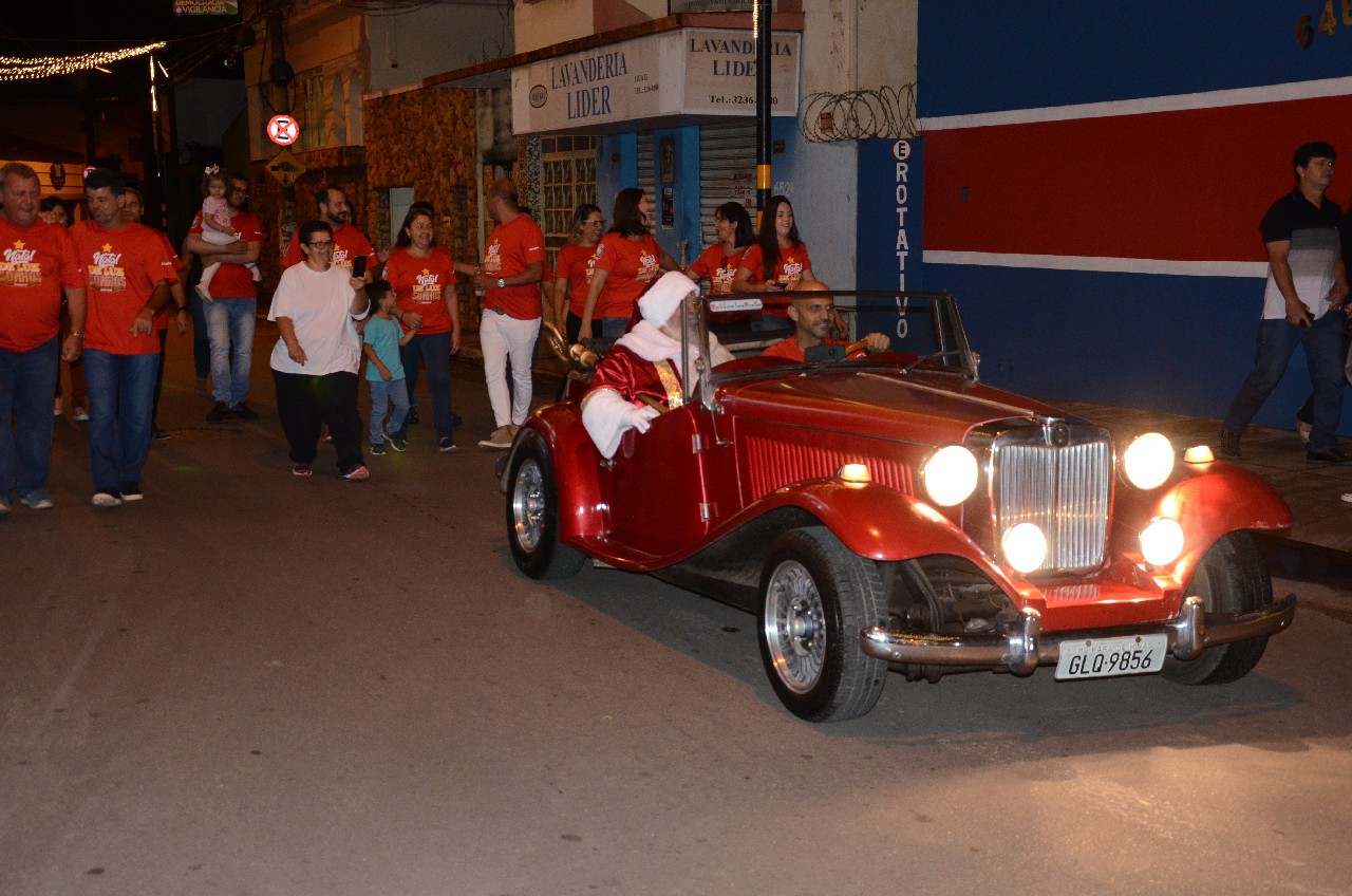 Papai Noel chega e o encanto do Natal toma conta de Pará de Minas