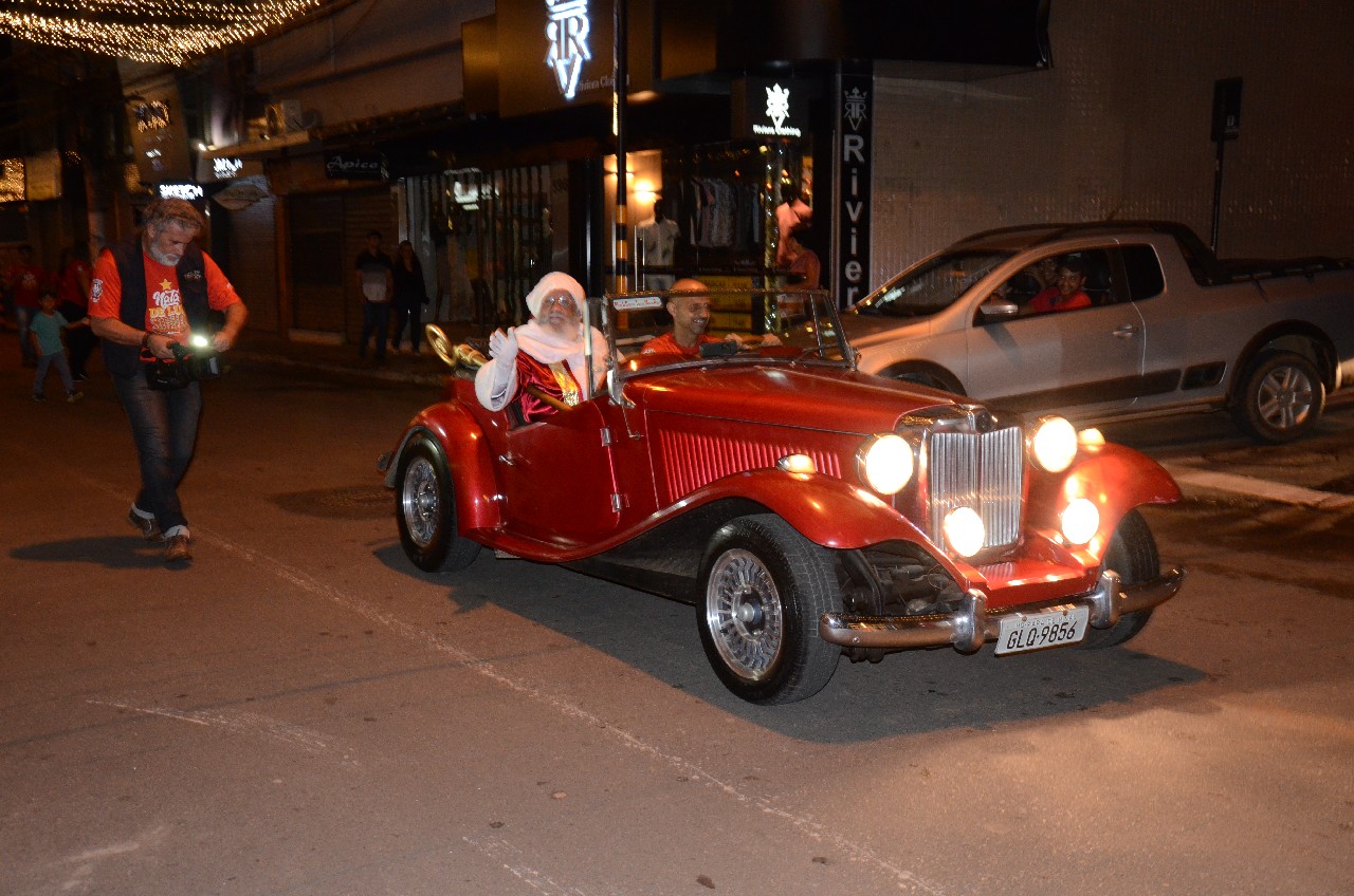 Papai Noel chega e o encanto do Natal toma conta de Pará de Minas