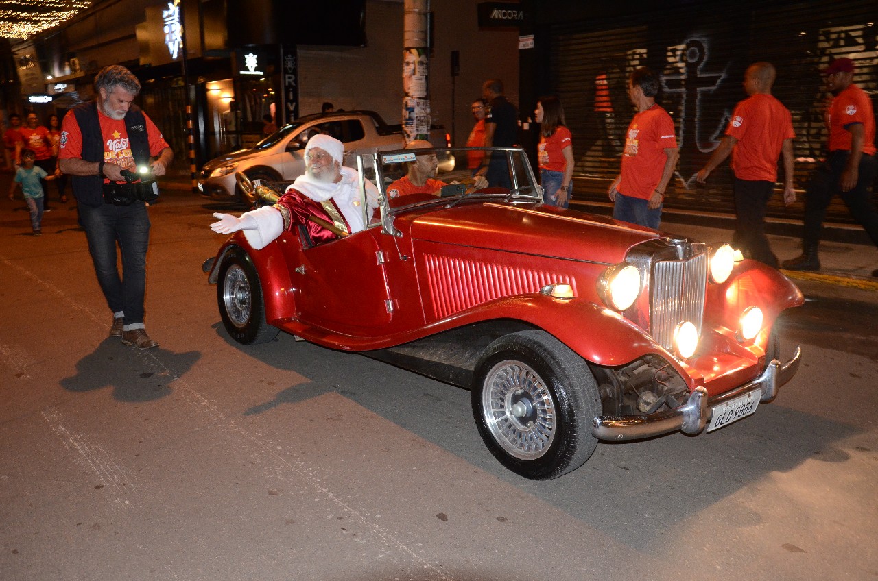 Papai Noel chega e o encanto do Natal toma conta de Pará de Minas