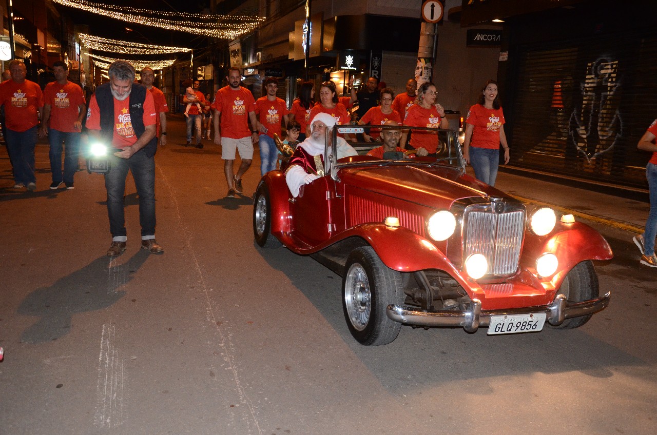 Papai Noel chega e o encanto do Natal toma conta de Pará de Minas