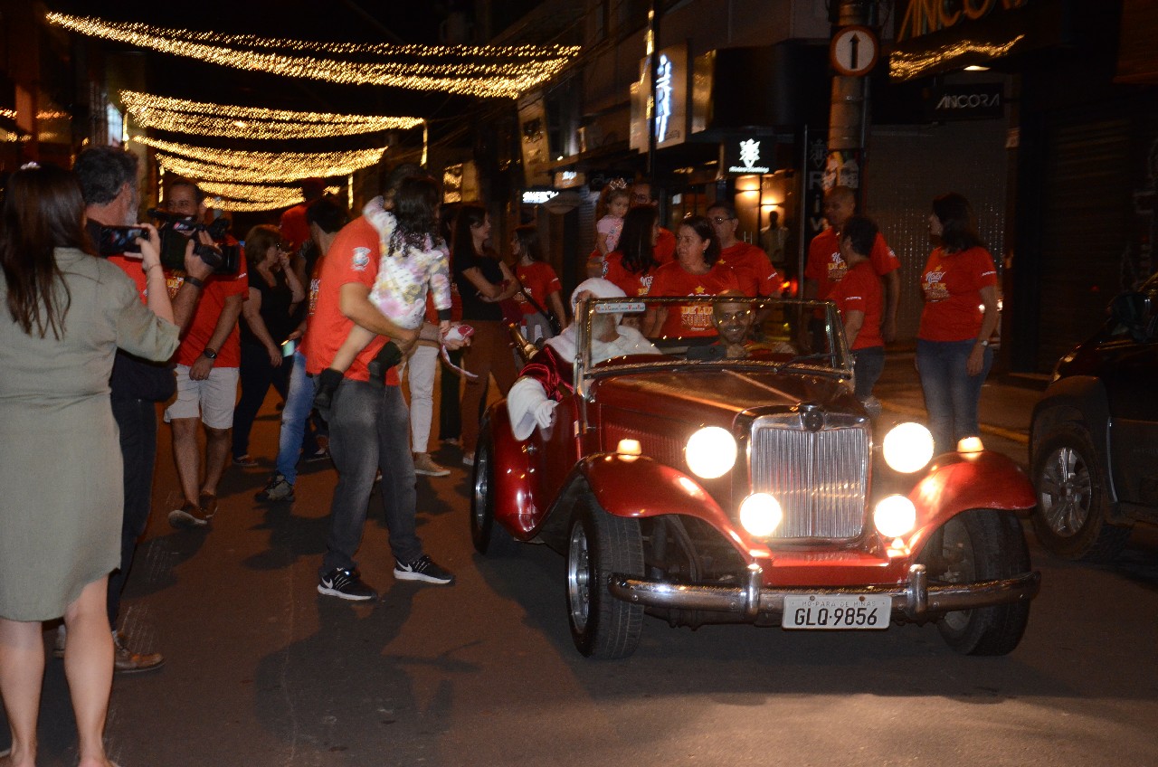 Papai Noel chega e o encanto do Natal toma conta de Pará de Minas