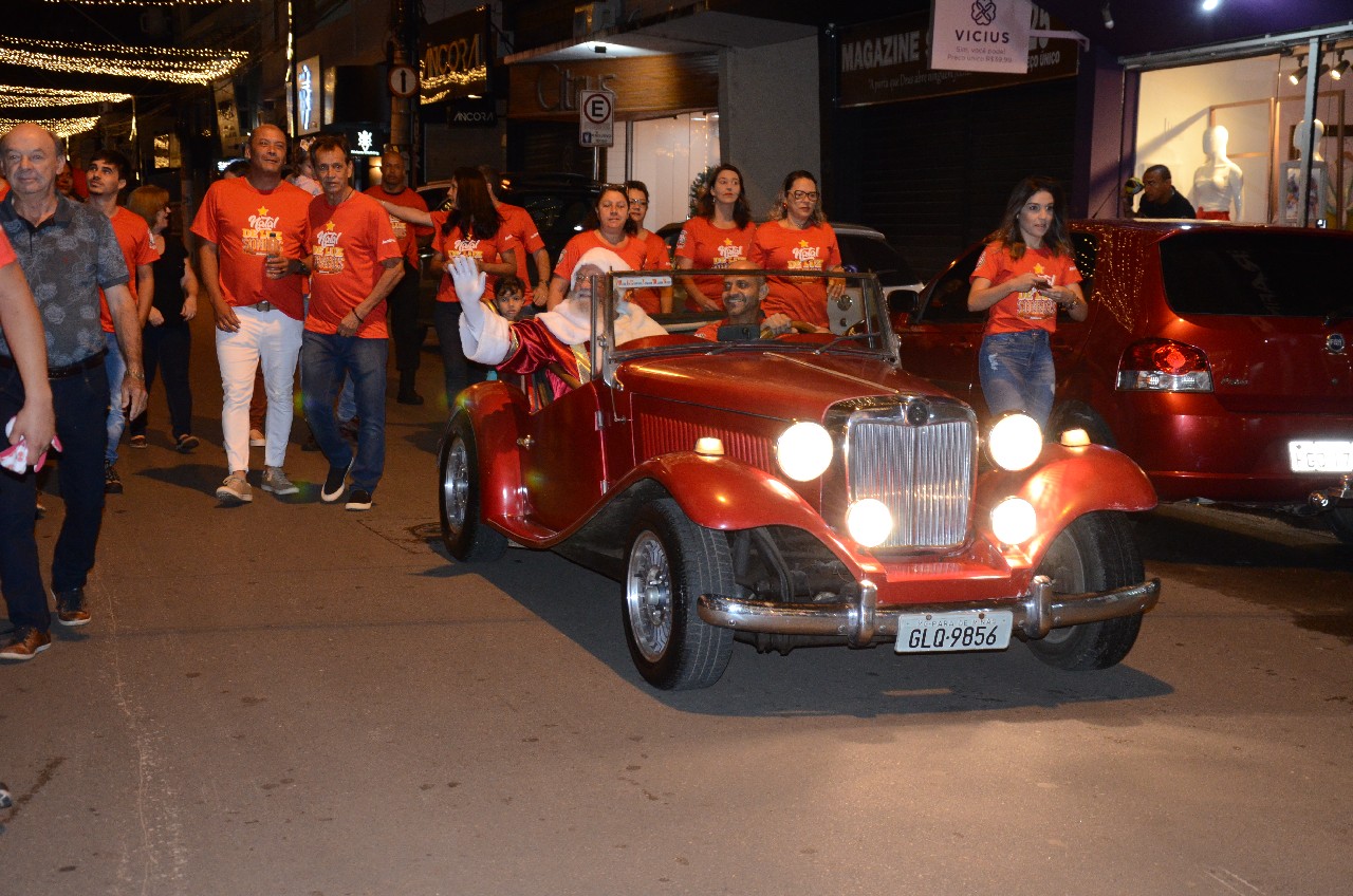 Papai Noel chega e o encanto do Natal toma conta de Pará de Minas