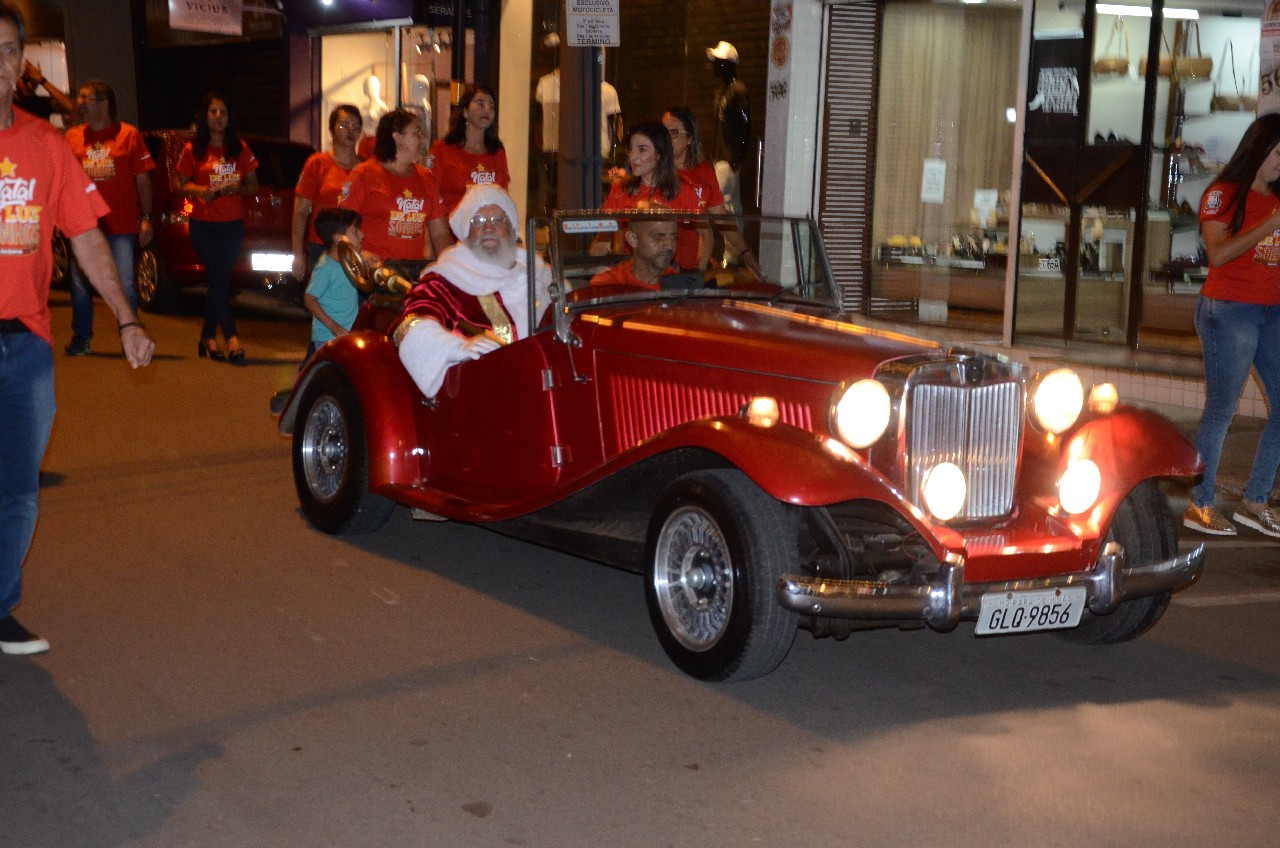 Papai Noel chega e o encanto do Natal toma conta de Pará de Minas