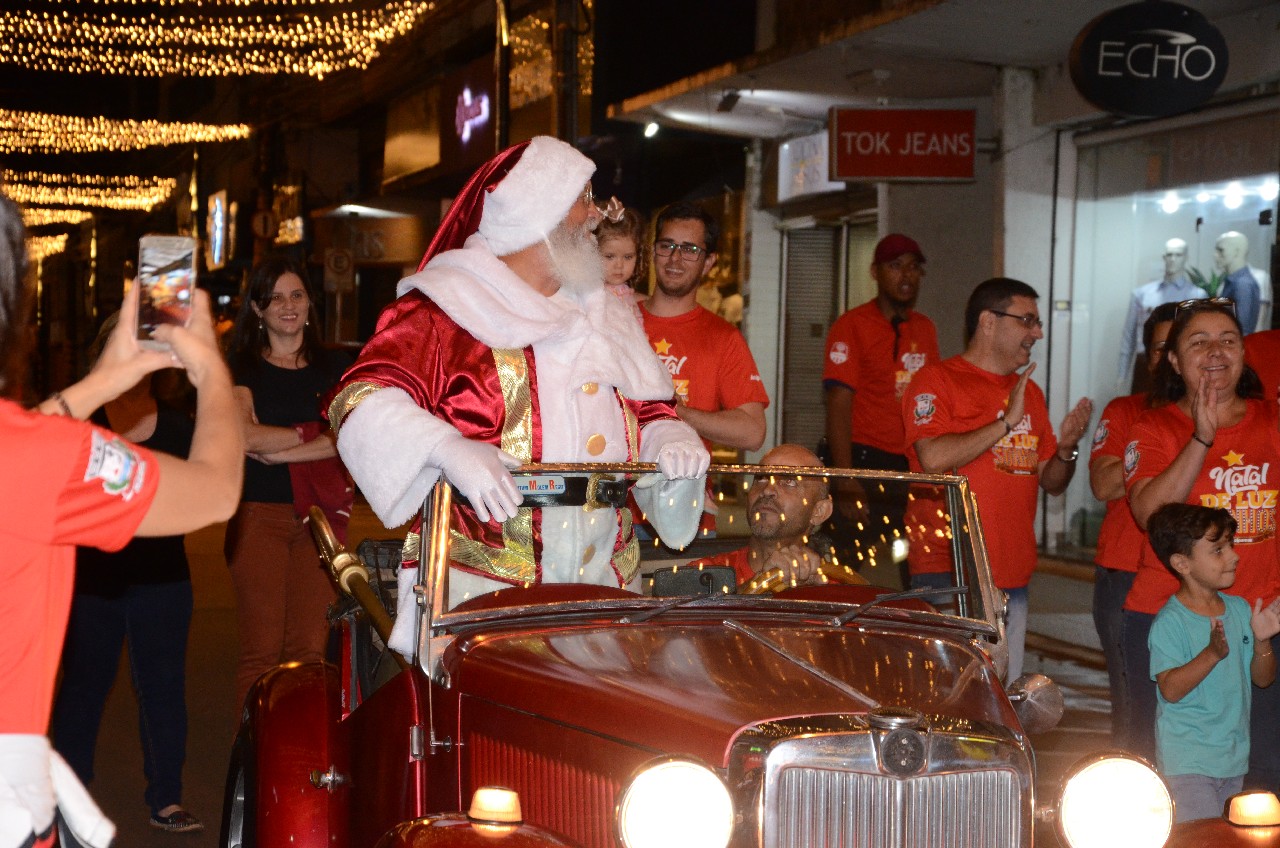 Papai Noel chega e o encanto do Natal toma conta de Pará de Minas