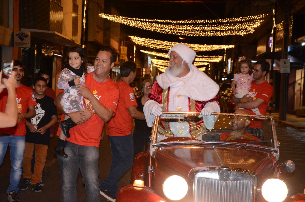 Papai Noel chega e o encanto do Natal toma conta de Pará de Minas