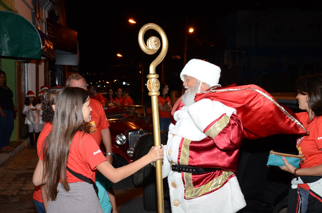 Papai Noel chega e o encanto do Natal toma conta de Pará de Minas