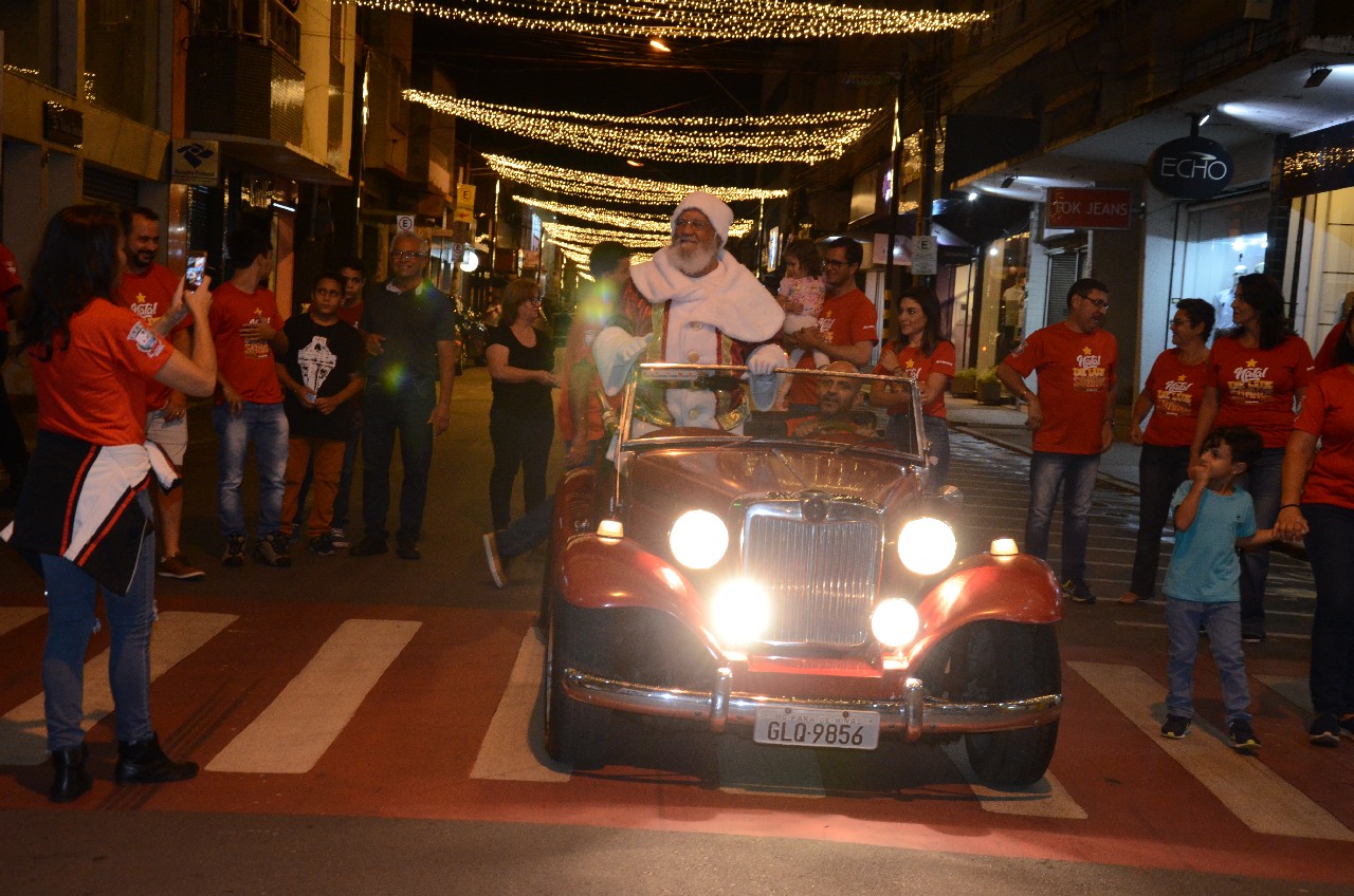 Papai Noel chega e o encanto do Natal toma conta de Pará de Minas