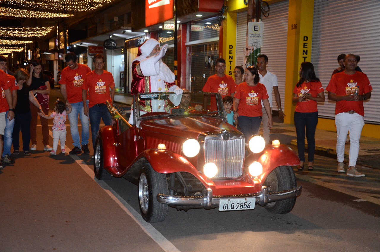 Papai Noel chega e o encanto do Natal toma conta de Pará de Minas