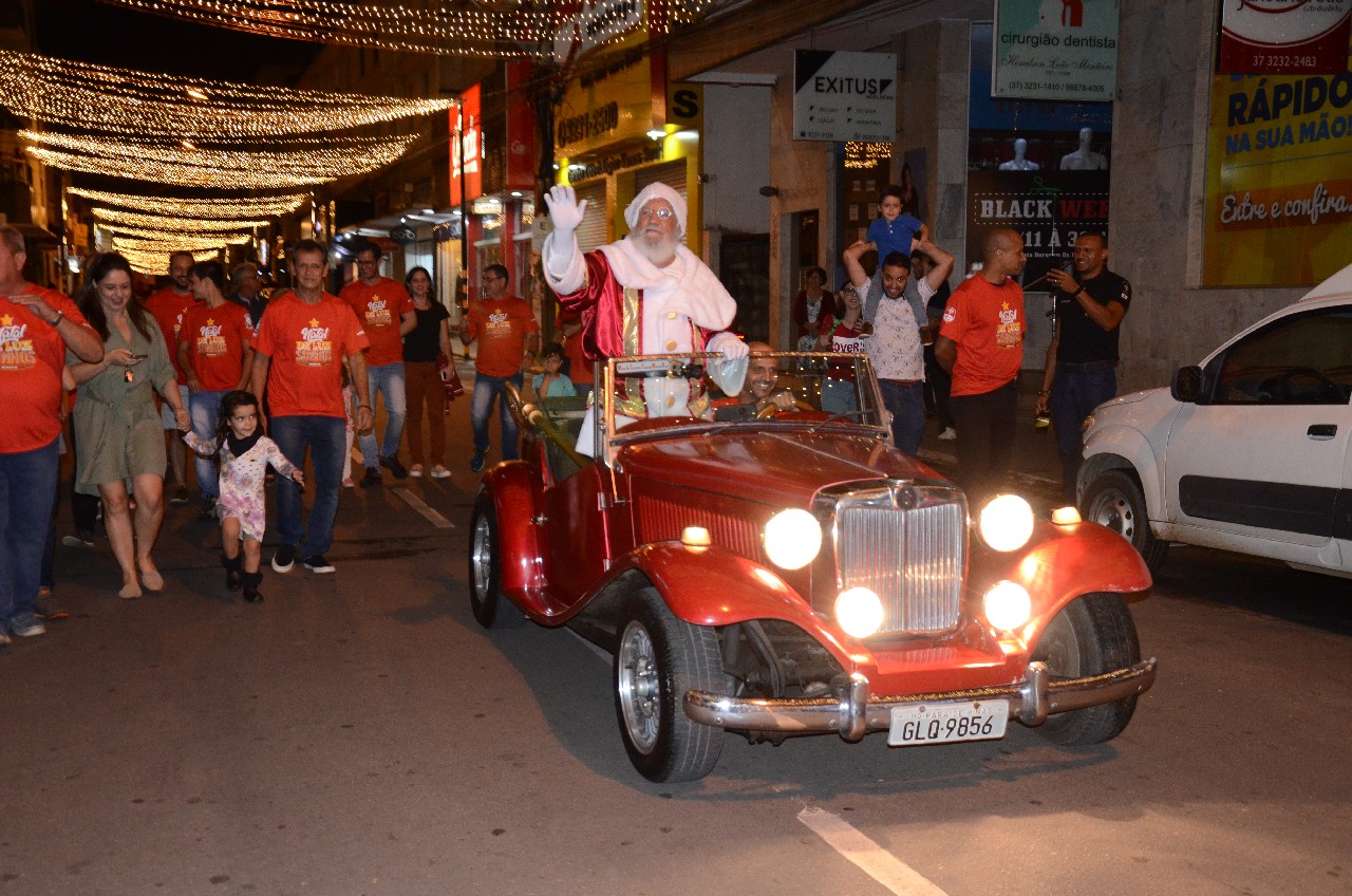 Papai Noel chega e o encanto do Natal toma conta de Pará de Minas