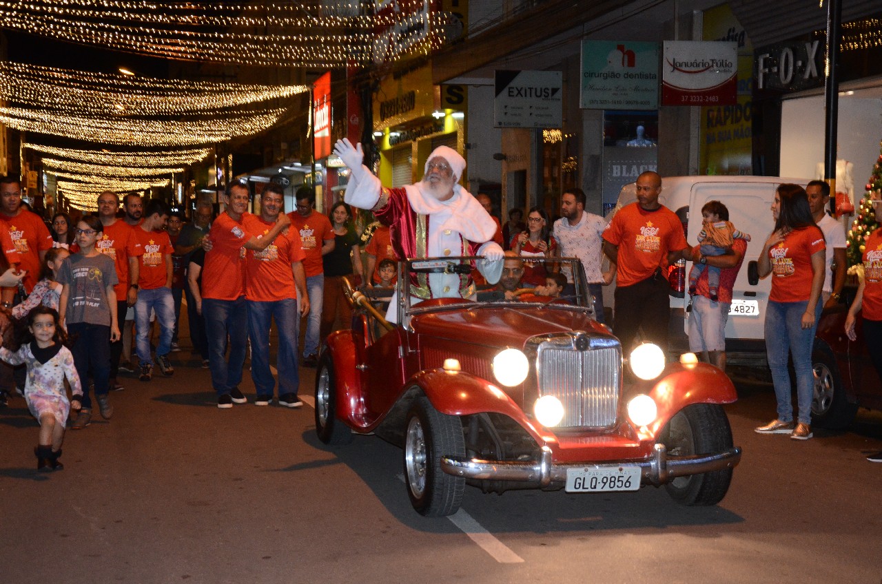 Papai Noel chega e o encanto do Natal toma conta de Pará de Minas