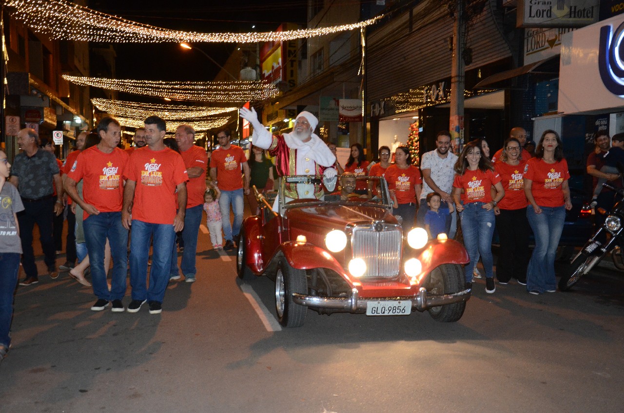 Papai Noel chega e o encanto do Natal toma conta de Pará de Minas