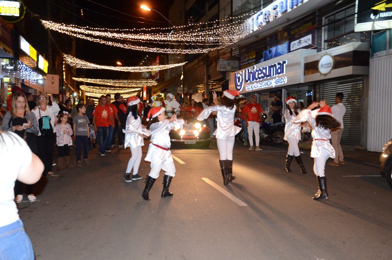 Papai Noel chega e o encanto do Natal toma conta de Pará de Minas