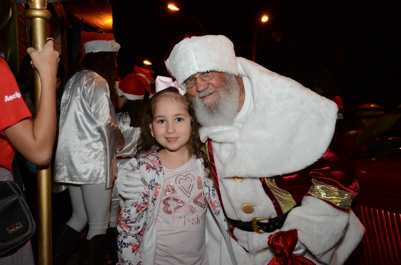 Papai Noel chega e o encanto do Natal toma conta de Pará de Minas