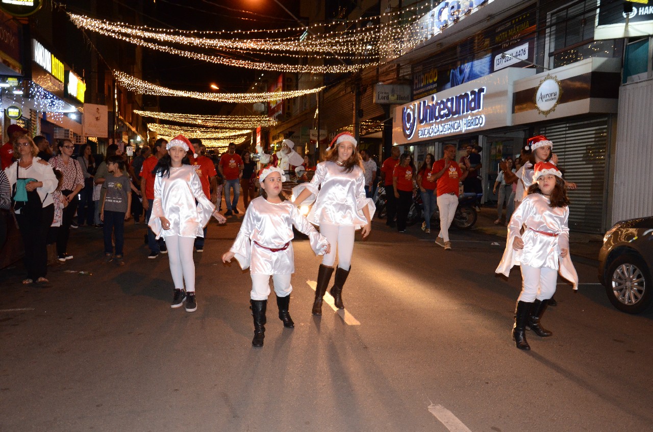 Papai Noel chega e o encanto do Natal toma conta de Pará de Minas