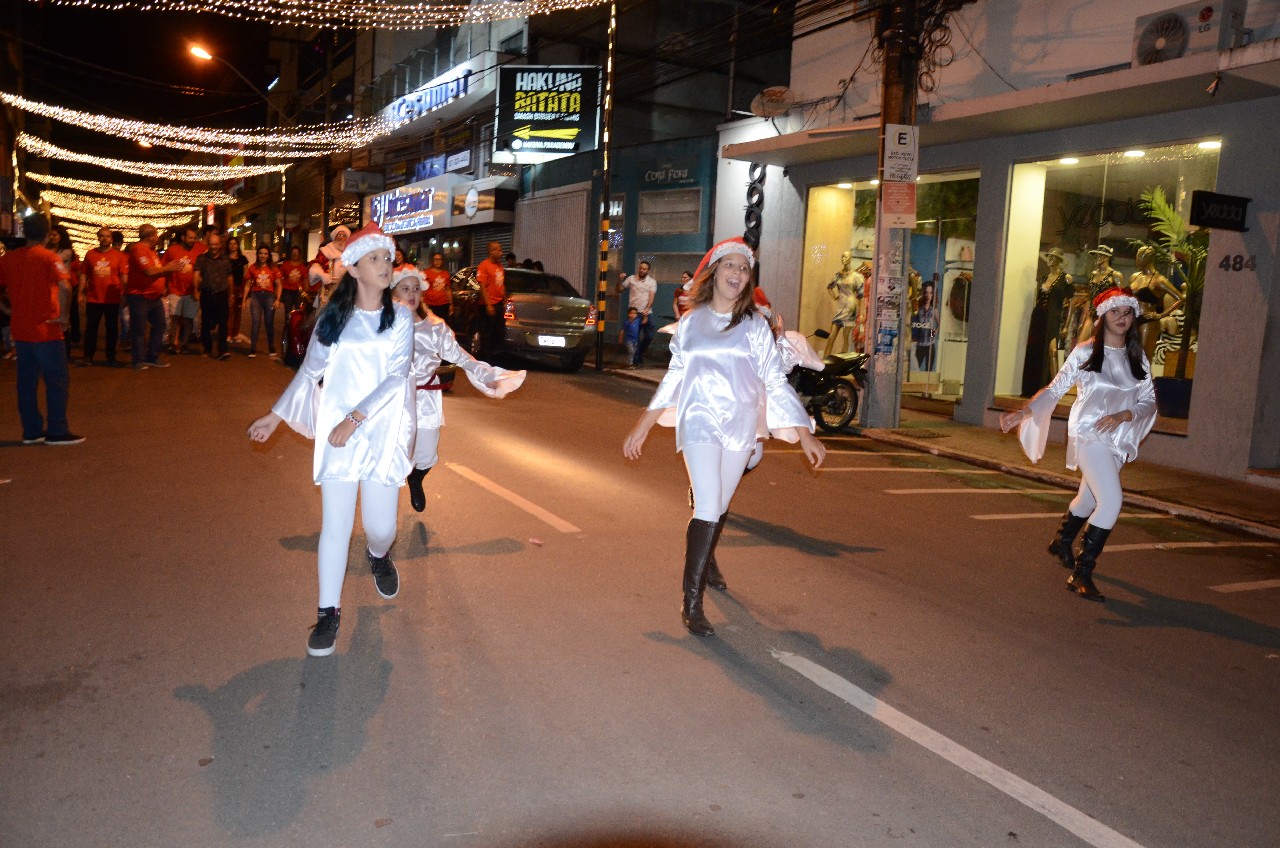 Papai Noel chega e o encanto do Natal toma conta de Pará de Minas