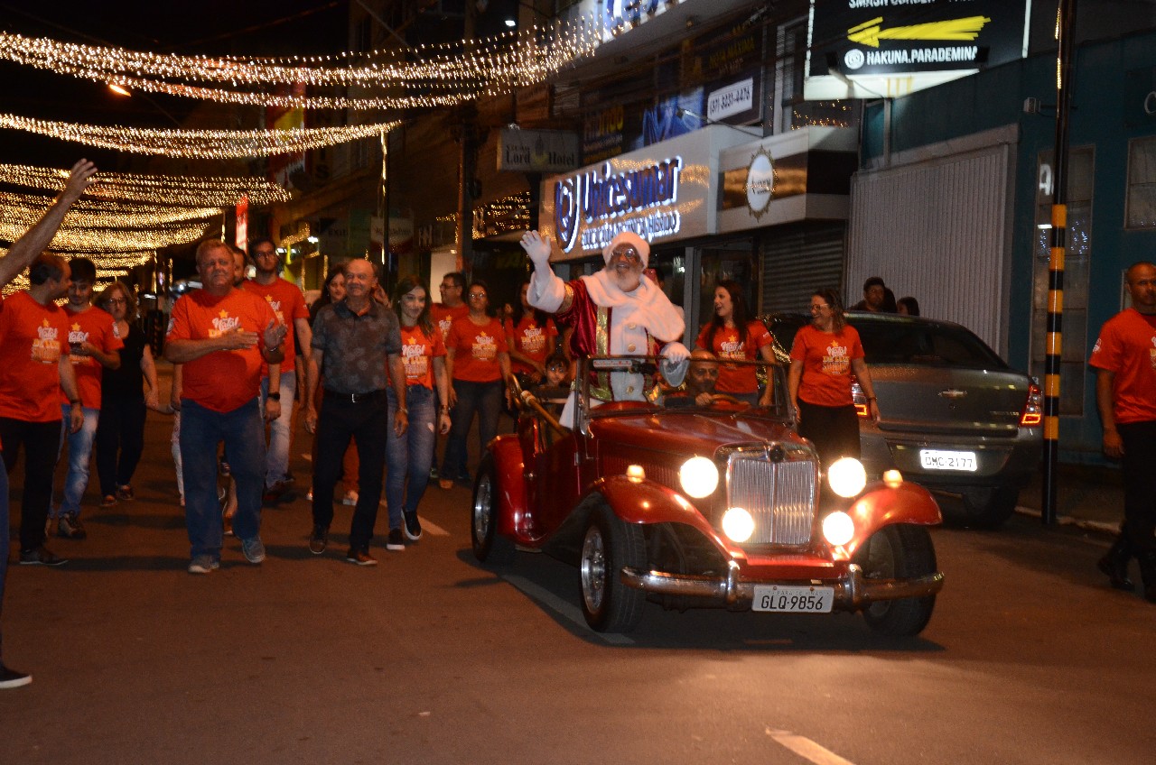 Papai Noel chega e o encanto do Natal toma conta de Pará de Minas