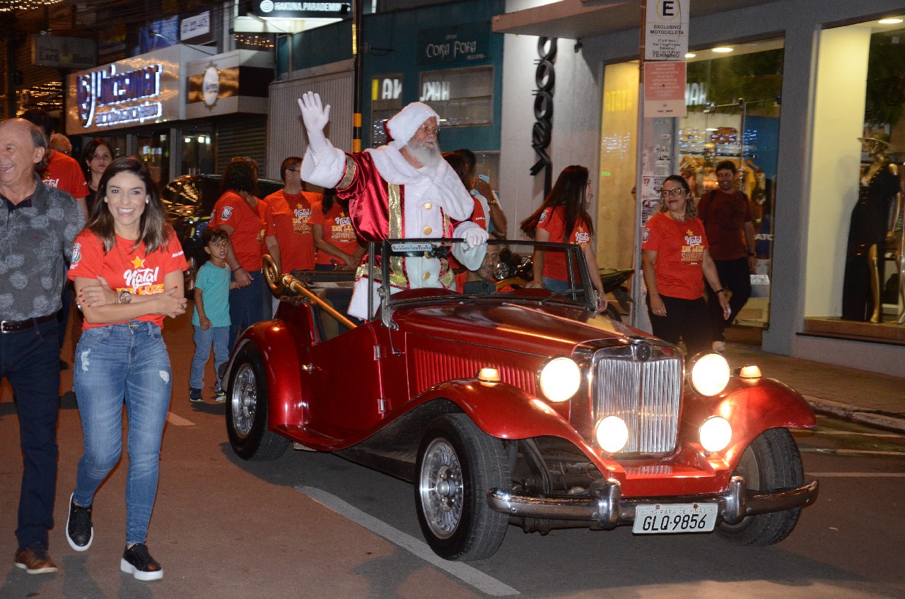 Papai Noel chega e o encanto do Natal toma conta de Pará de Minas