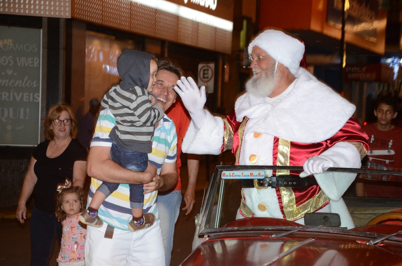 Papai Noel chega e o encanto do Natal toma conta de Pará de Minas