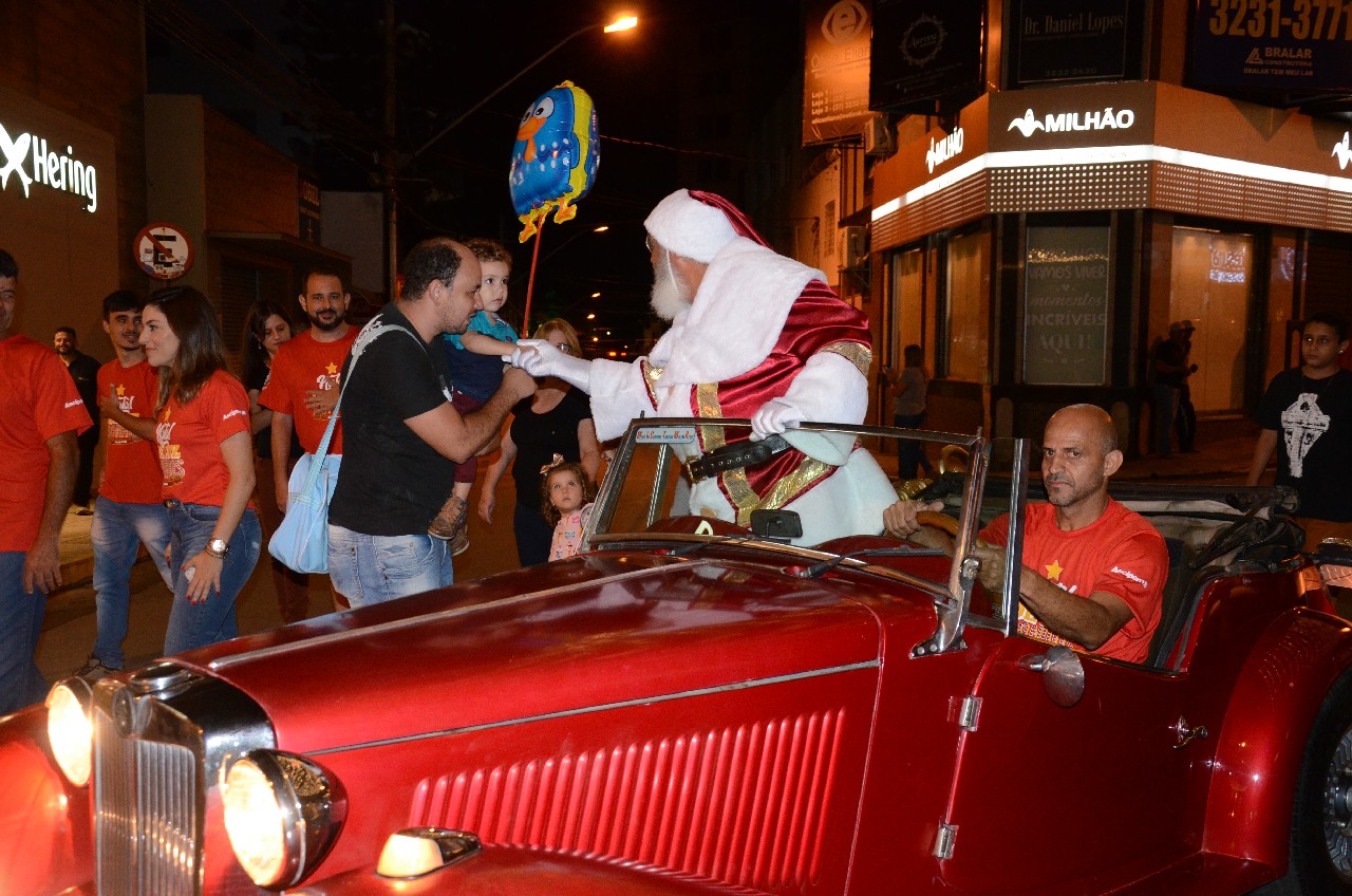 Papai Noel chega e o encanto do Natal toma conta de Pará de Minas