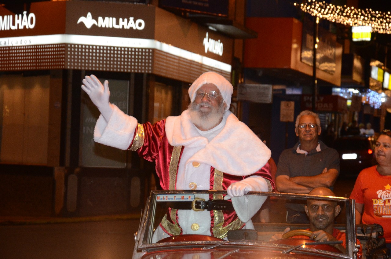 Papai Noel chega e o encanto do Natal toma conta de Pará de Minas