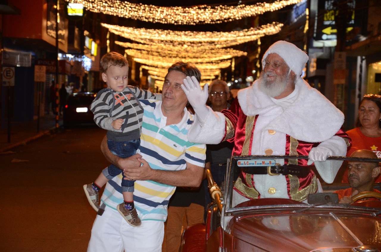 Papai Noel chega e o encanto do Natal toma conta de Pará de Minas