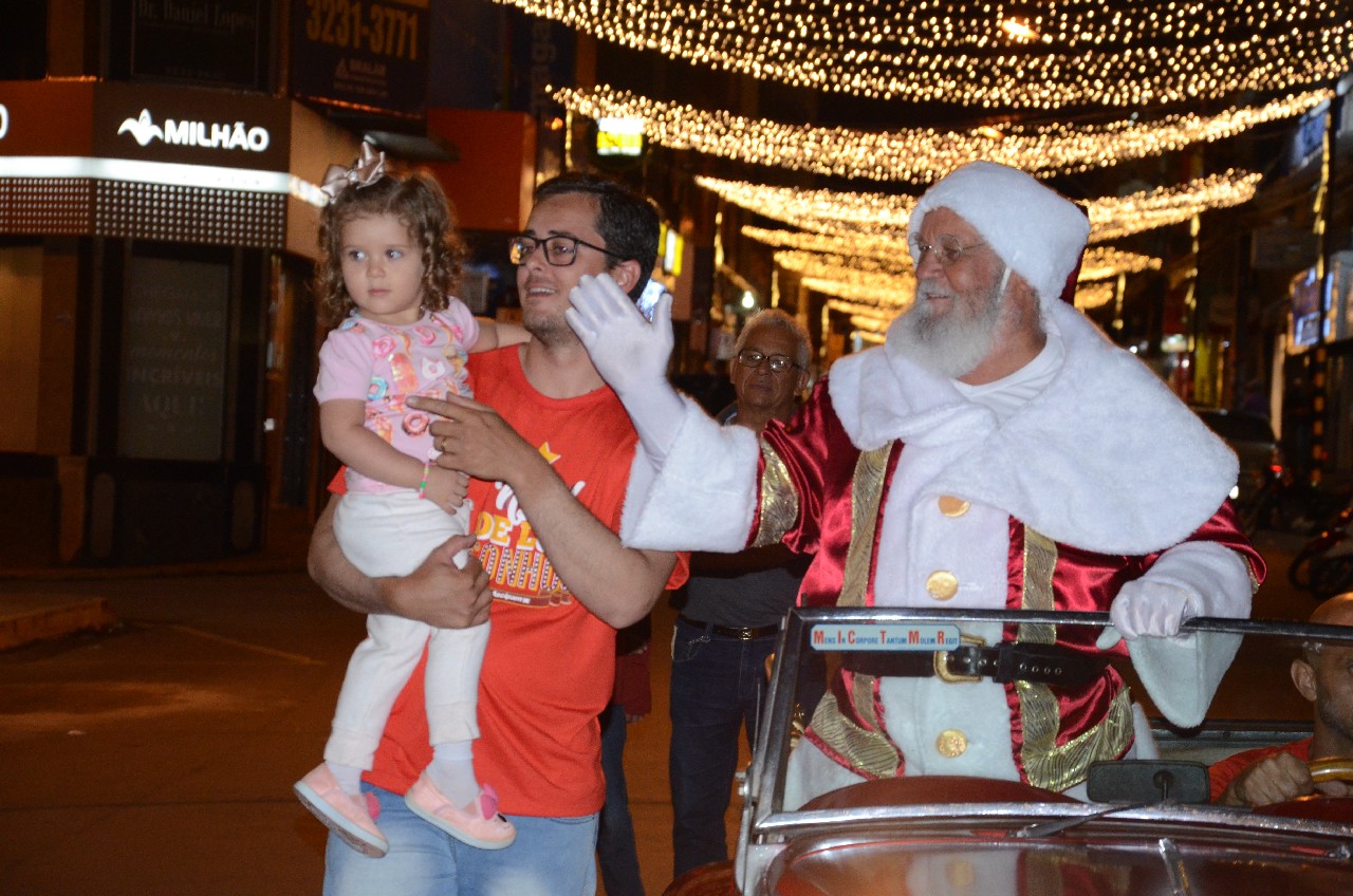 Papai Noel chega e o encanto do Natal toma conta de Pará de Minas