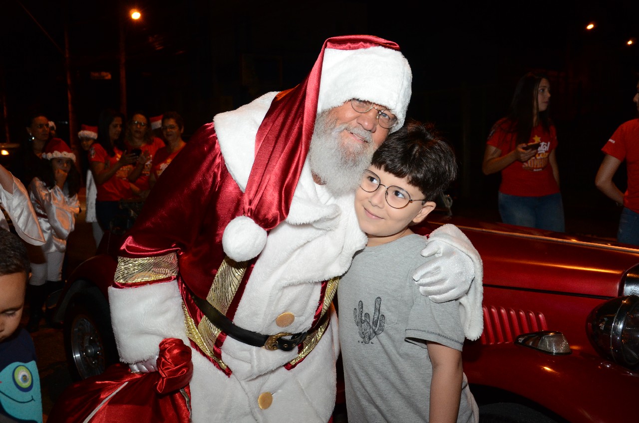 Papai Noel chega e o encanto do Natal toma conta de Pará de Minas